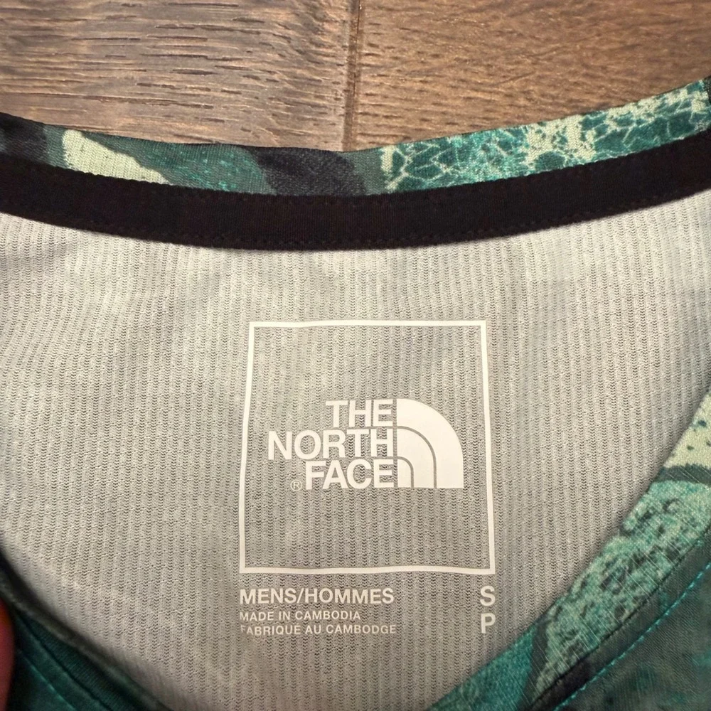 The North Face Mens FlashDry Performance T-Shirt Green Teal Marble Print Small